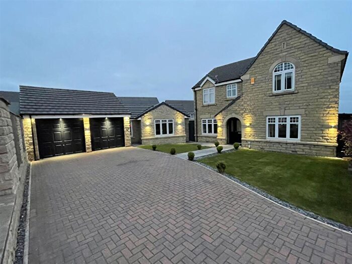 4 Bedroom Detached House For Sale In Farriers Way, Huddersfield, HD3