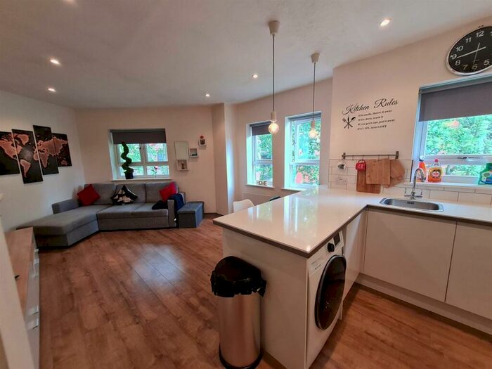 3 Bedroom Flat To Rent In Princes Gardens, City Centre, L3