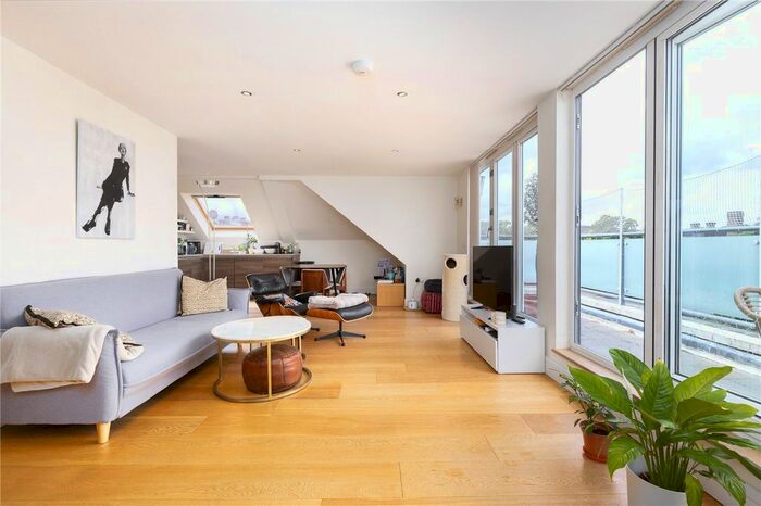 2 Bedroom Flat To Rent In Putney Hill, London, SW15