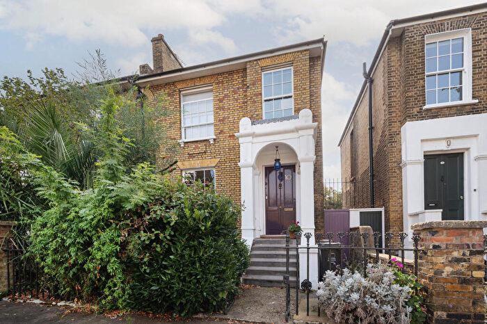 3 Bedroom Semi-Detached House For Sale In Shrubland Road, London Fields, London, E8