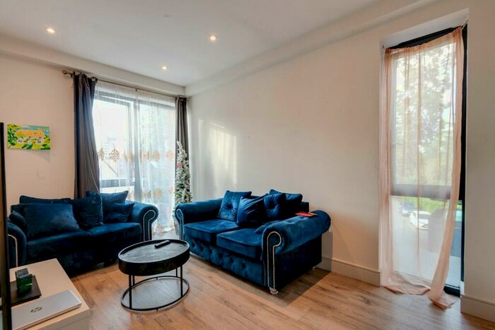 1 Bedroom Apartment For Sale In Nixey Close, Slough, Berkshire, SL1