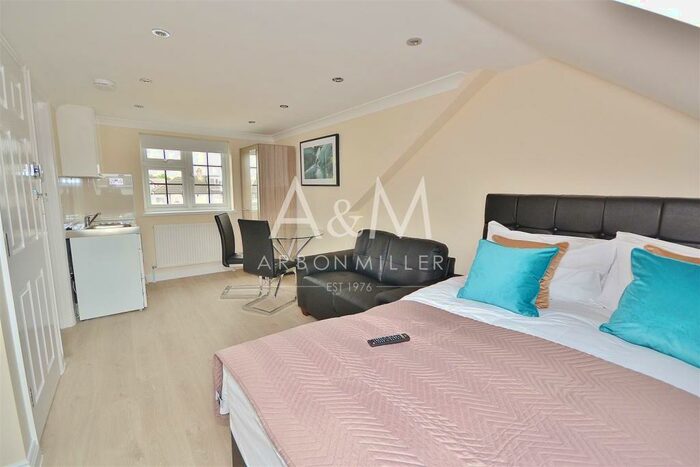 Studio To Rent In Clifford Avenue, Clayhall, IG5