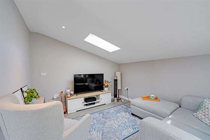 1 Bedroom Flat For Sale In Colne Road, Twickenham, TW2