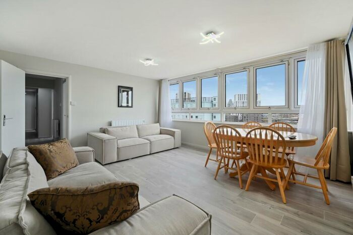 3 Bedroom Apartment To Rent In Park Court, Battersea Park Road, London, SW11