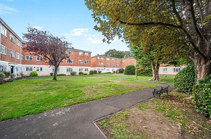 2 Bedroom Flat For Sale In Walton On Thames, Surrey, KT12