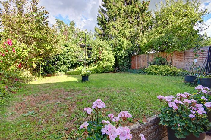 3 Bedroom Semi-detached House For Sale In Dorrofield Close, Croxley Green, WD3