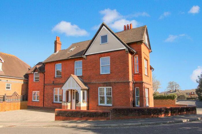 2 Bedroom Flat To Rent In Lower South Street, Godalming, GU7