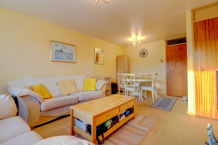 2 Bedroom Maisonette For Sale In London Road, High Wycombe, HP11