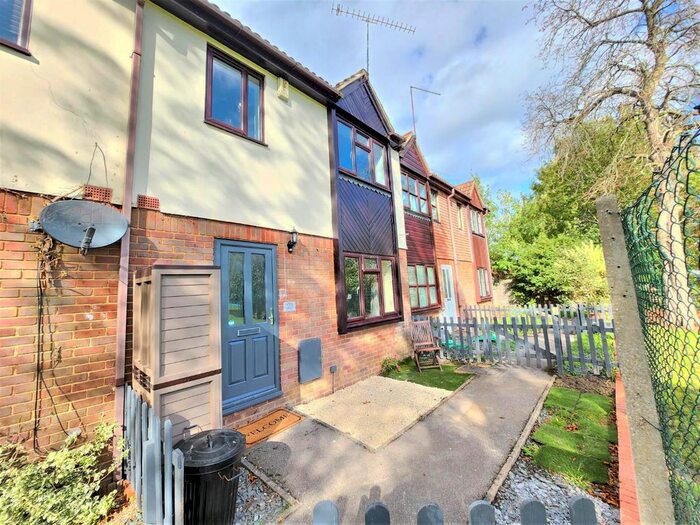 2 Bedroom Property To Rent In Orchard Close, Wokingham, RG40