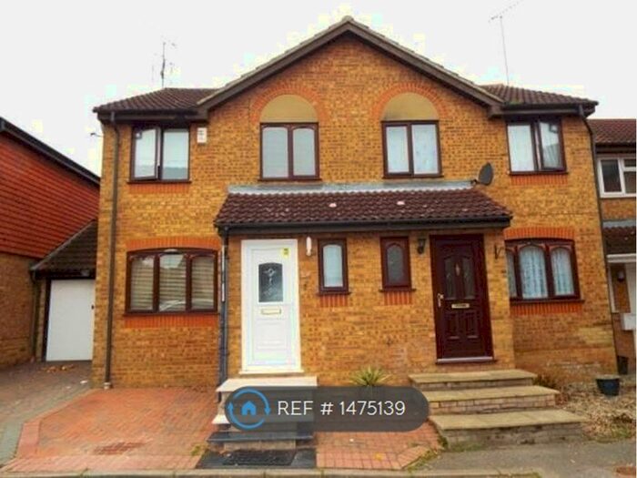 3 Bedroom Semi-Detached House To Rent In Pomeroy Grove, Luton, LU2