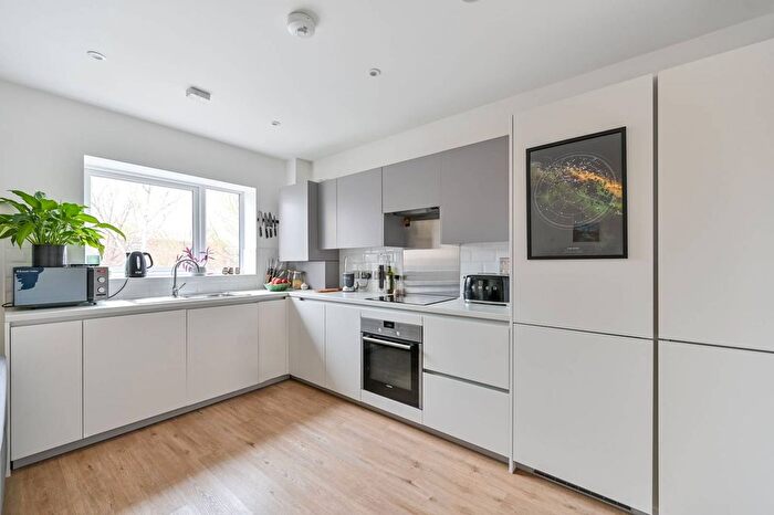 1 Bedroom Flat For Sale In Packham Mews, Hounslow, TW3