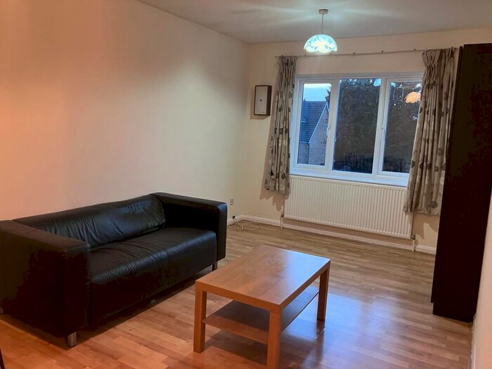 2 Bedroom Flat To Rent In Kingfisher Court, Hounslow, TW3