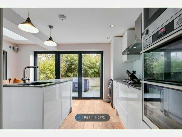 5 Bedroom End Of Terrace House To Rent In Mossford Street, London, E3