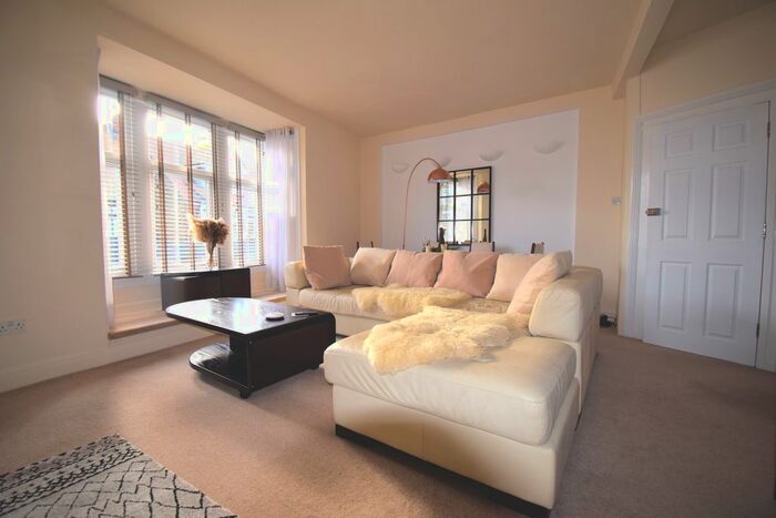 2 Bedroom Flat To Rent In Leigh Road, Leigh-On-Sea SS9