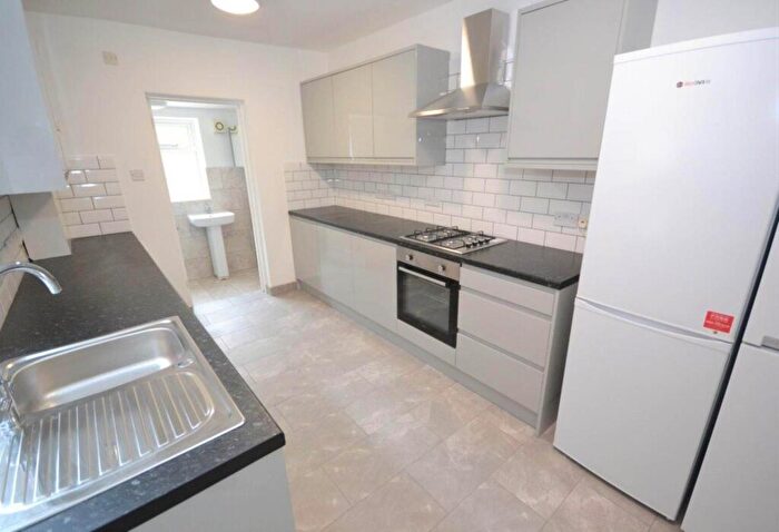 6 Bedroom Terraced House To Rent In Grange Avenue, Reading, RG6