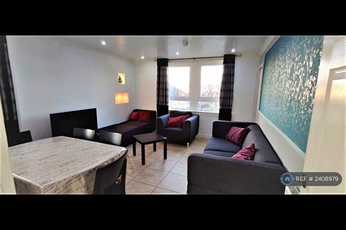 3 Bedroom Flat To Rent In Knockhill Road, Renfrew, PA4