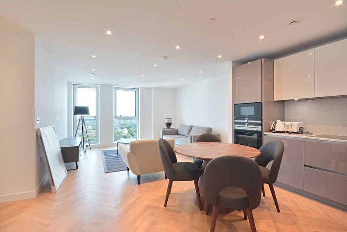 2 Bedroom Flat To Rent In Southwark Bridge Road, Elephant And Castle, London, SE1