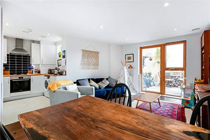 2 Bedroom Flat For Sale In Bocking Street, London, E8