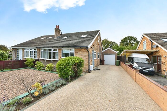 4 Bedroom Semi Detached Bungalow For Sale In Thornleigh Avenue, Wakefield, WF2