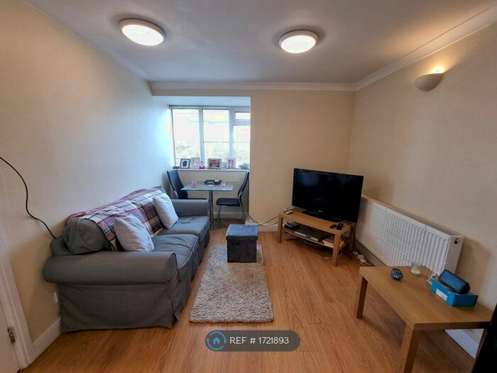 2 Bedroom Flat To Rent In Roman Court, Leeds, LS8