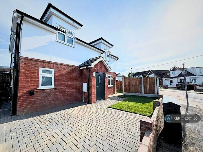 3 Bedroom Detached House To Rent In Abbots Close, Rainham, RM13
