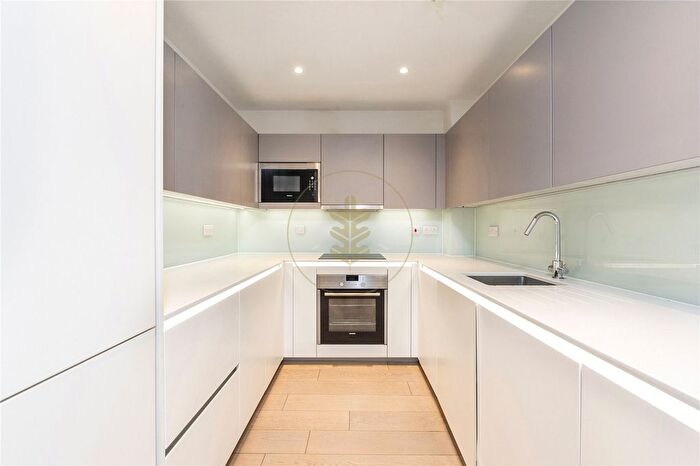 3 Bedroom Flat To Rent In Wilkinson Close, Cricklewood, NW2