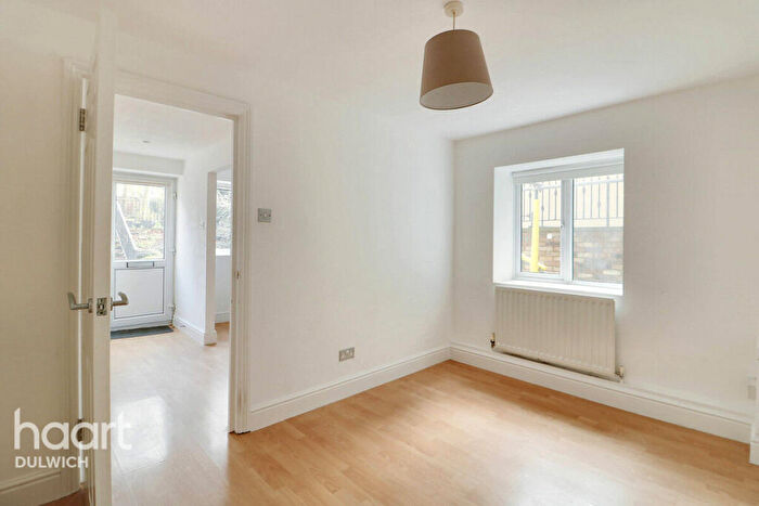 1 Bedroom Apartment For Sale In Underhill Road, East Dulwich, London, SE22