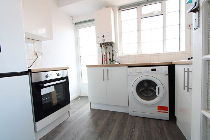3 Bedroom Flat To Rent In Leigham Avenue, London, SW16