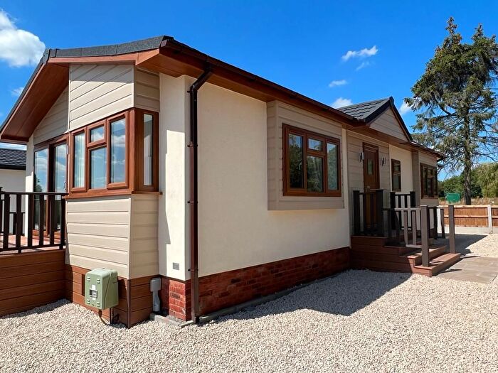 2 Bedroom Park Home For Sale In Agden Brow Park, Agden Brow, Lymm, WA13