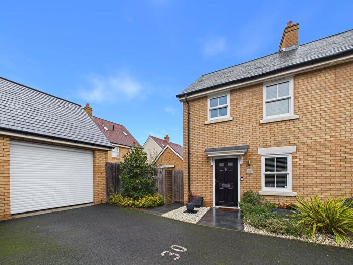 3 Bedroom Semi Detached House For Sale In Kennett Drive, Biggleswade, SG18