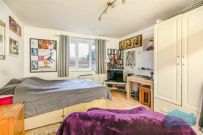 1 Bedroom Apartment For Sale In Greenway Close, Friern Barnet, London, N11