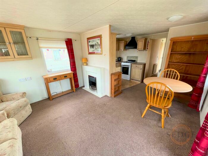 3 Bedroom Mobile Home To Rent In Clay Lake, Spalding, PE12