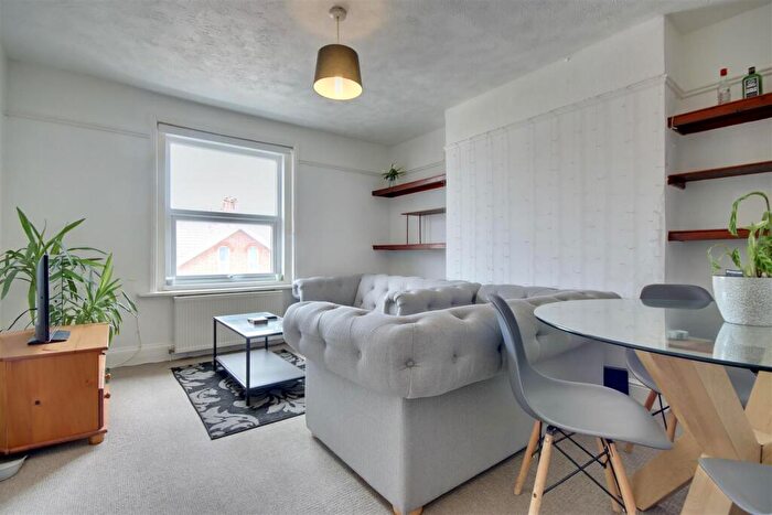 2 Bedroom Flat To Rent In Elphinstone Road, Southsea, PO5