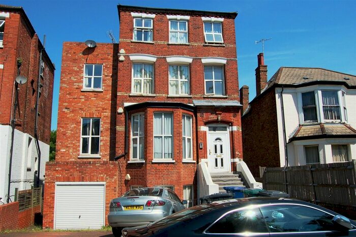 3 Bedroom Flat To Rent In Crescent Road, London, N3