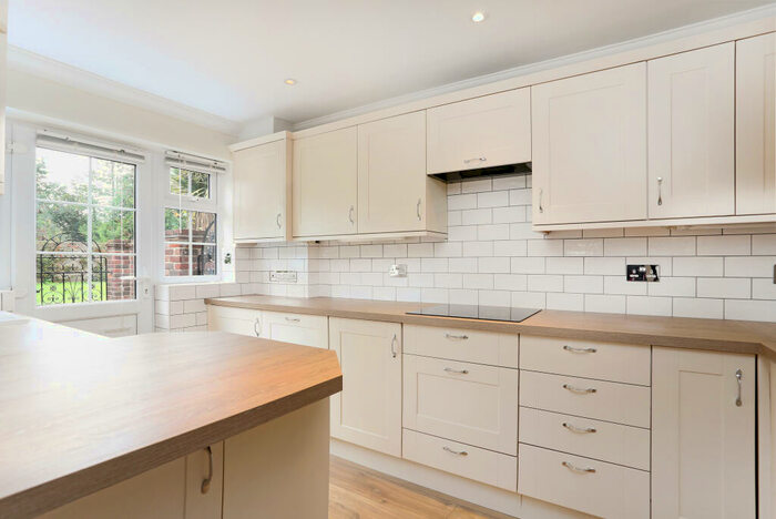 3 Bedroom Terraced House To Rent In Oatlands Chase, Weybridge, KT13
