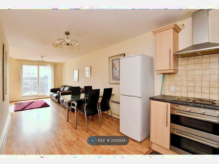 2 Bedroom Flat To Rent In Tower Court, Newcastle-Under-Lyme, ST5