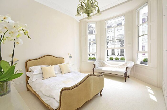 3 Bedroom Flat To Rent In Stafford Terrace, Phillimore Estate, London, W8