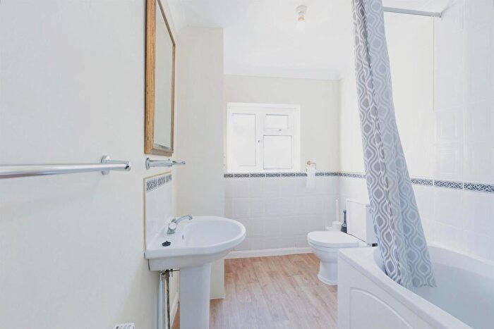 2 Bedroom Apartment To Rent In Chatham Park, Bath, BA2