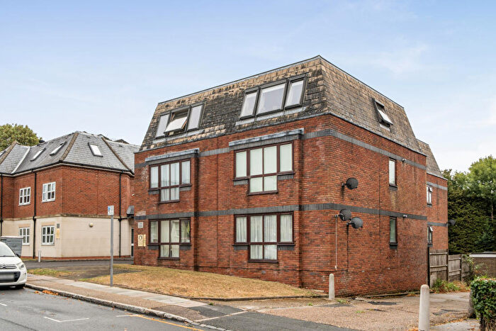 2 Bedroom Flat To Rent In Oakhill Court, Bells Hill, Barnet, EN5
