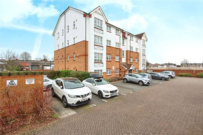 2 Bedroom Flat To Rent In Hounslow, Middlesex, TW3