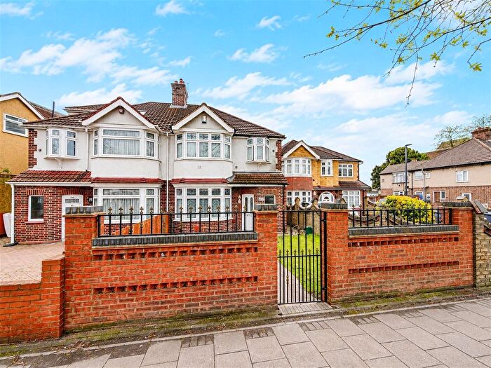 3 Bedroom Semi-Detached House For Sale In Bath Road, Cranford, TW5