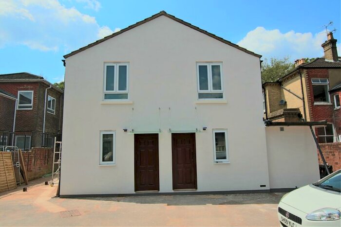 3 Bedroom Semi-Detached House For Sale In Inner Avenue, Southampton, SO17