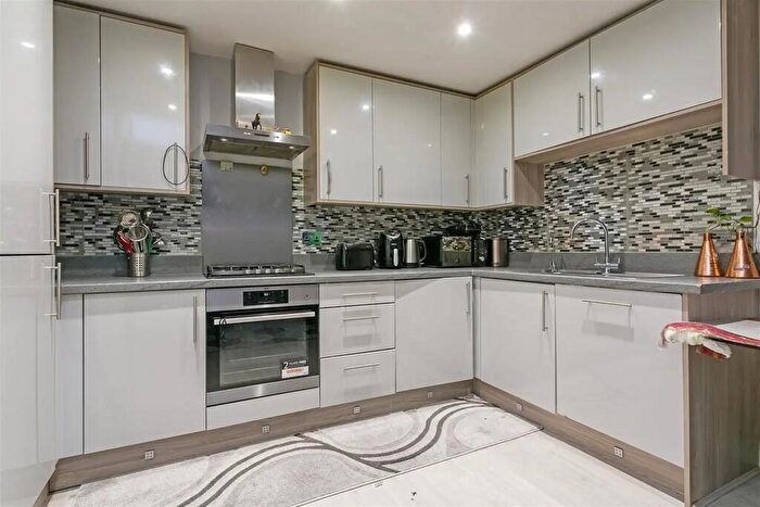 2 Bedroom Apartment For Sale In Windsor Road, Slough, SL1
