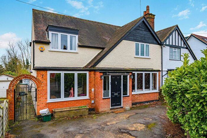 4 Bedroom Semi-Detached House For Sale In Radlett Road, Frogmore, St. Albans, AL2