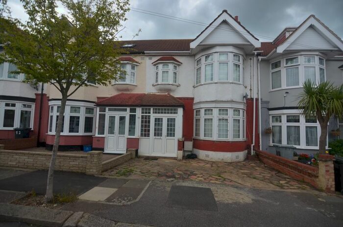 Terraced House To Rent In Campbell Avenue, Ilford, IG6