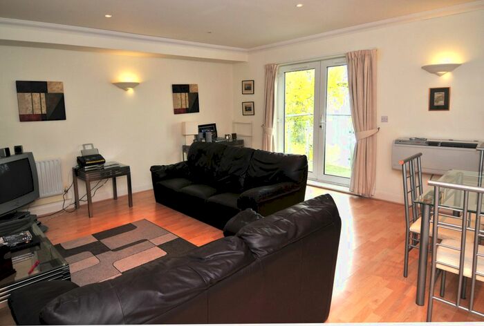 1 Bedroom Flat To Rent In Turners Hill Road, Pound Hill, Crawley, RH10