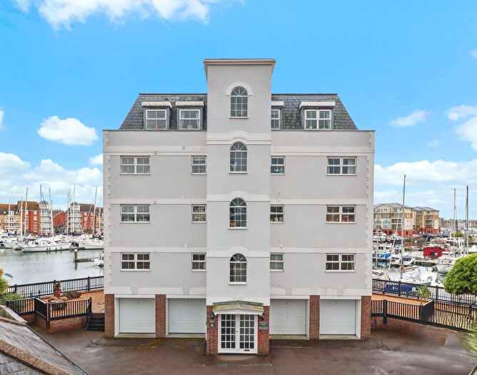 3 Bedroom Flat For Sale In St. Lawrence Mews, Eastbourne, BN23