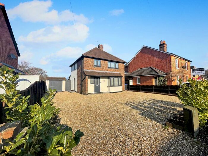 3 Bedroom Detached House To Rent In Robin Hood Road, Knaphill, Woking, GU21