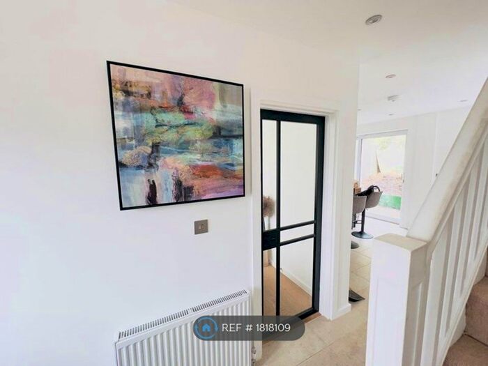 3 Bedroom Semi-Detached House To Rent In Pomfret Avenue, Luton, LU2