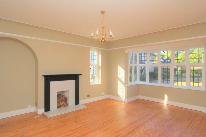 3 Bedroom Flat To Rent In Queens Drive, West Acton, London, Uk, W3